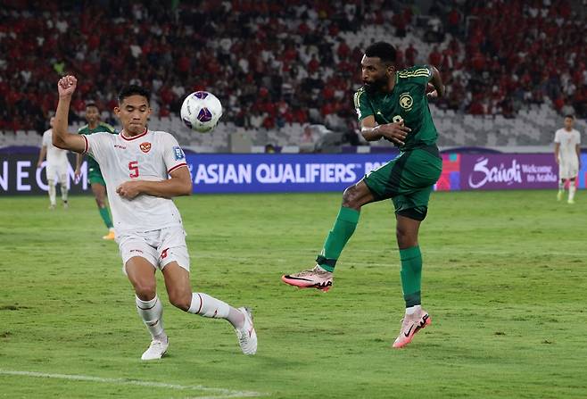 신태용 감독이 이끄는 인도네시아 축구 국가대표팀이 19일(한국시간) 인도네시아 자카르타의 겔로라 붕 카르노 스타디움에서 열린 2026 FIFA 북중미 월드컵 아시아 3차예선 C조 6차전에서 사우디아라비아를 2-0으로 꺾고 3차예선 첫 승과 함께 C조 3위로 올라섰다. 사진 연합뉴스