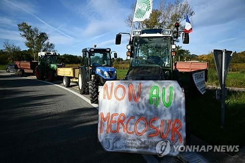 "메르코수르 안 돼" (AFP=연합뉴스) 18일(현지시간) 프랑스 남부 소도시에서 농민들이 EU와 남미 시장 간 FTA 반대 시위를 벌이고 있다. 2024.11.18.