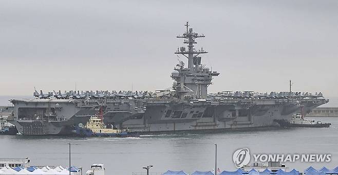 미국 항공모함 루즈벨트함 입항 (부산=연합뉴스) 22일 오전 부산 해군작전기지에 미국 항공모함 시어도어 루즈벨트함이 입항해 모습을 드러내고 있다. 루즈벨트함은 한국·미국·일본의 첫 다영역 군사훈련 '프리덤 에지'에 참여하기 위해 부산으로 들어왔다. 2024.6.22 [해군작전사 제공. 재판매 및 DB금지] ready@yna.co.kr