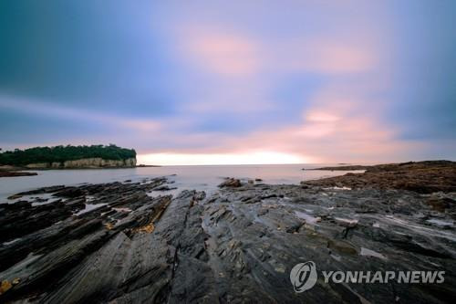 해넘이 명소 변산반도 채석강 (서울=연합뉴스) 환경부 국립공원관리공단은 연말 해넘이와 신년 해맞이 명소 6곳을 선정해 28일 발표했다. 사진은 해넘이 명소 변산반도 채석강. 2017.12.28 [국립공원관리공단 제공=연합뉴스]
    photo@yna.co.kr (끝)