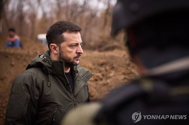 18일(현지시간) 도네츠크 지역 방문한 젤렌스키 우크라이나 대통령  [AFP 연합뉴스]