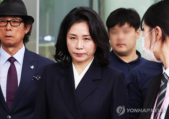 법원 나오는 김혜경 씨 (수원=연합뉴스) 홍기원 기자 = 공직선거법 위반 혐의로 불구속기소 된 더불어민주당 이재명 대표의 배우자 김혜경 씨가 지난 14일 오후 수원지방법원에서 열린 1심 선고공판을 마치고 나오고 있다. 2024.11.14 xanadu@yna.co.kr