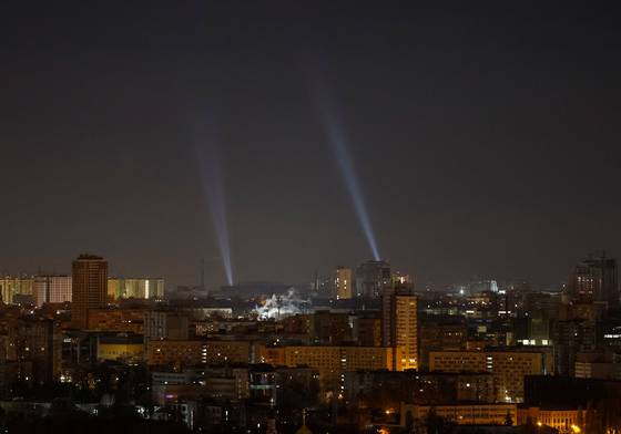 20일(현지시간) 우크라이나군이 탐조등을 사용해 드론을 색출하고 있다. 〈사진=로이터〉