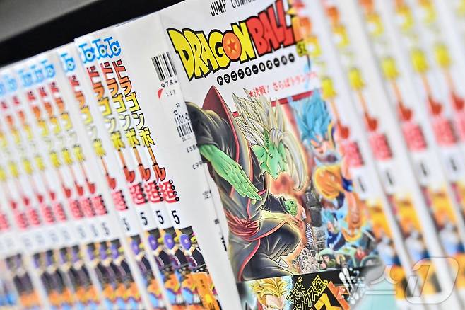일본 도쿄의 한 서점에 세계적인 인기를 자랑하는 만화 '드래곤볼' 시리즈가 진열돼 있다. 2024.03.8/ ⓒ AFP=뉴스1 ⓒ News1 권진영 기자
