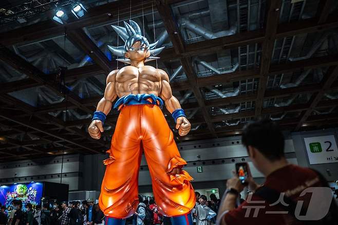 일본 도쿄 빅사이트에서 개최된 '드래곤볼 40주년 대축제' 행사장에서 원작 팬들이 주인공 손오공 모형을 촬영하고 있다. 2024.11.20/ ⓒ AFP=뉴스1 ⓒ News1 권진영 기자