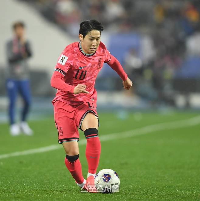 이강인이 지난달 15일 용인 미르스타디움에서 열린 2026 FIFA 북중미 월드컵 아시아 3차 예선 이라크와 경기에서 드리블하고 있다. 2024. 10. 15. 용인 | 최승섭기자 thunder@sportsseoul.com