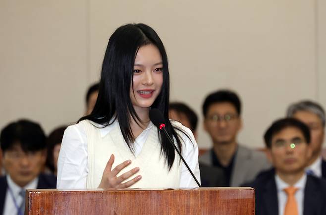 뉴진스 하니가 지난달 15일 서울 여의도 국회에서 열린 환경노동위원회 국정감사에서 의원들의 질의에 답하고 있다. 사진 | 연합뉴스