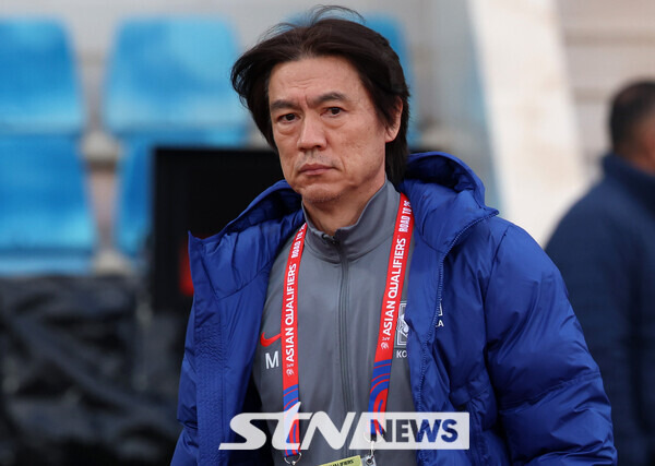 19일 오후(현지시각) 요르단 암만 국제 경기장에서 열린 2026 국제축구연맹(FIFA) 북중미 월드컵 아시아 3차 예선 B조 6차전 한국과 팔레스타인의 경기, 한국 홍명보 감독이 경기장에 들어서고 있다. 사진┃뉴시스