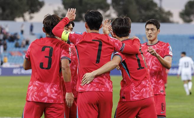 골 자축하는 한국

    (암만[요르단]=연합뉴스) 황광모 기자 = 19일 오후(현지시간) 요르단 암만 국제경기장에서 열린 2026 북중미 월드컵 아시아 3차 예선 B조 한국과 팔레스타인의 경기.

  한국의 손흥민이 동점골을 넣은 뒤 동료들과 기쁨을 나누고 있다.  2024.11.20