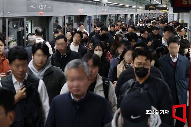 서울 지하철 1~8호선을 운영하는 서울교통공사 노동조합이 준법투쟁에 돌입한 20일 서울 5호선 광화문역에는 출근길 시민들로 붐비고 있다. 서울교통공사 노조는 대화거부시 내달 6일부터 파업에 돌입한다. 조용준 기자