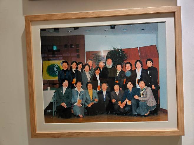 전진상 센터에서 영성 강연 후 기념촬영한 안셀름 그륀 신부(뒷줄 가운데). /김한수 기자