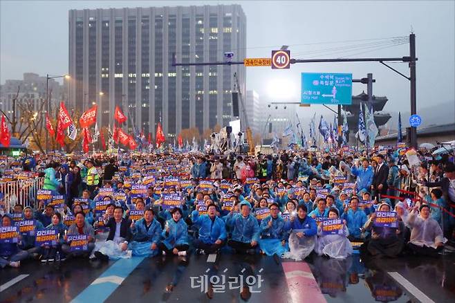 더불어민주당 이재명 대표, 박찬대 원내대표 등 지도부가 지난 16일 오후 서울 종로구 세종로 일대에서 열린 '김건희 윤석열 국정농단 규탄-특검 촉구 제3차 국민행동의 날' 집회에서 구호를 외치고 있다. ⓒ데일리안 홍금표 기자