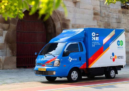 CJ대한통운이 내년 주 7일 배송 도입을 추진하고 있는 가운데, 현업에 종사하고 있는 택배기사들은 수익이 감소하는 주 7일제 도입에 대해 반발하고 있는 것으로 나타났다. 사진은 CJ대한통운 배송차량. CJ대한통운 제공