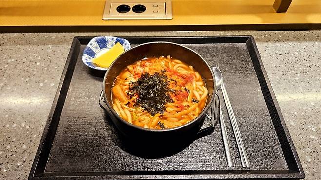 20241119_083010.jpg 행담도 휴게소에서 김치냄비우동