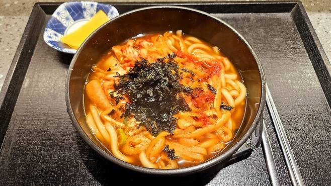 20241119_083014.jpg 행담도 휴게소에서 김치냄비우동