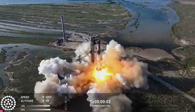 일론 머스크의 스페이스엑스가 개발중인 역대 최강 로켓 스타십이 19일(현지시각) 텍사스 발사장에서 이륙하고 있다. 웹방송 갈무리