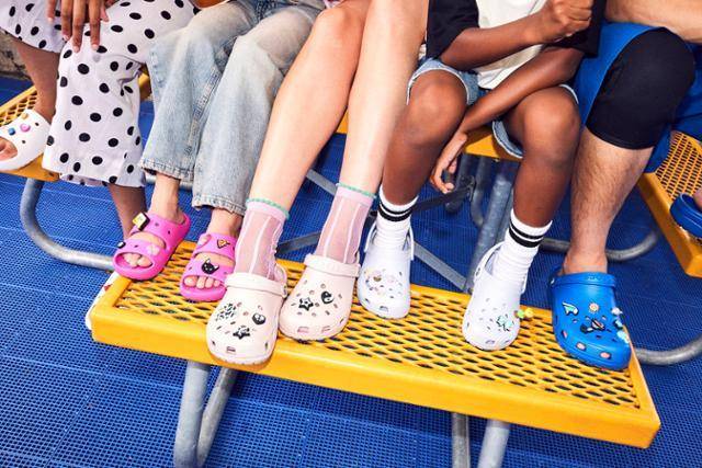 지비츠를 단 크록스를 신은 모델. 롯데백화점 제공