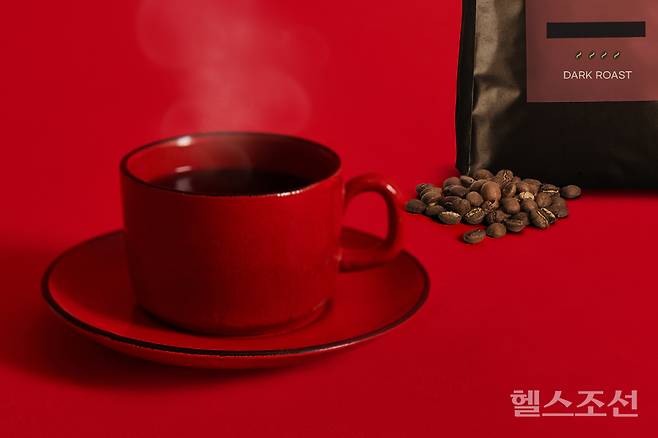 커피를 빨간색이나 주황색 잔에 담아 마시면 시럽 없이도 달게 느껴질 수 있다./그래픽=김민선