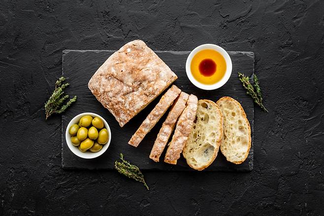 식전 빵을 먹을 땐 발사믹 식초를 곁들이는 게 좋다./사진=게티이미지벵크