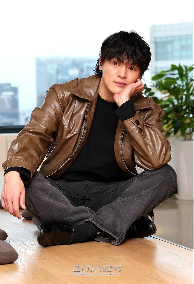 드라마 '지옥에서 온 판사'에서 '정선호'역으로 출연한 배우 최동구가 14일 서울 순화동 KG타워에서 진행한 일간스포츠와의 인터뷰에 앞서 포즈를 취하고 있다. 김민규 기자 mgkim1@edaily.co.kr /2024.11.14/