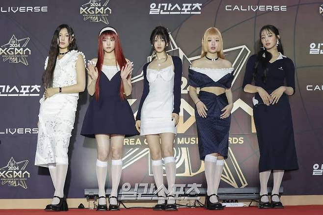 [2024 KGMA] 그룹 뉴진스가 16일 인천 중구 운서동 인스파이어 아레나에서 열린 '2024 코리아그랜드뮤직어워즈(KGMA)' 첫째날 아티스트데이 레드카펫 행사에 참석해 포즈를 취하고 있다. 일간스포츠(이데일리M)가 주최하고 KGMA 조직위원회가 주관하는 '2024 KGMA'는 올해 창간 55주년을 맞은 일간스포츠가 대한민국 대중음악계에 새로운 패러다임을 제시하기 위해 새롭게 개최하는 시상식으로 16, 17일 이틀간 펼쳐진다. 영종도(인천)=KGMA특별취재반 /2024.11.16/
