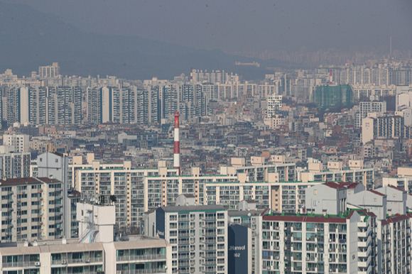 서울 강북구 북서울꿈의숲 전망대에서 바라본 강북지역 아파트단지. [사진=뉴시스]