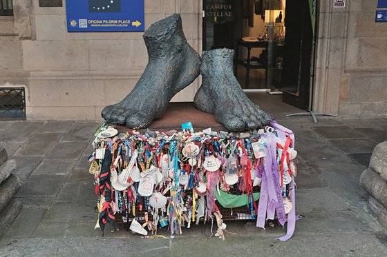 순례자의 발을 형상화 산티아고 성당 앞의 조형물. 이곳을 다녀간 순례자들의 흔적이 곳곳에 남아 있다.
