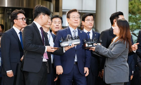 이재명 더불어민주당 대표가 15일 오후 서울중앙지법에서 열린 공직선거법 위반 혐의 관련 1심 선고 공판을 마친 뒤 청사를 나서고 있다. 최기웅 기자