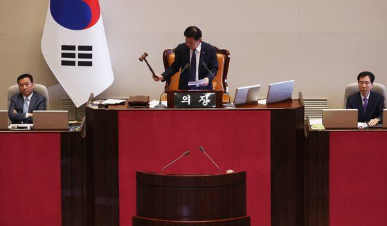 김진표 전 국회의장이 2023년 9월 이재명 대표에 대한 체포동의안의 가결을 알리고 있다. 20뉴스1