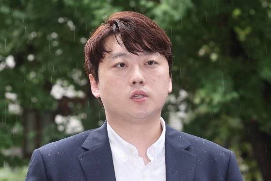 박단 대한전공의협의회(대전협) 비상대책위원장이 참고인 조사를 위해 지난 8월 서울 마포구 서울경찰청 광역수사단으로 출석하며 취재진에 입장을 밝히고 있다. 연합뉴스