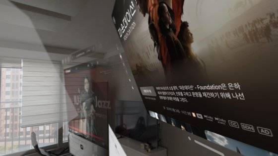 애플 비전 프로를 착용하고 유튜브·애플TV 등을 띄워서 거실 이곳저곳에 띄운 모습. 평면이 아닌, 입체적으로 각 창을 공간 앞뒤로 놓을 수도 있으며 원하는 크기로 창 크기를 늘리는 것도 가능하다. 이희권 기자