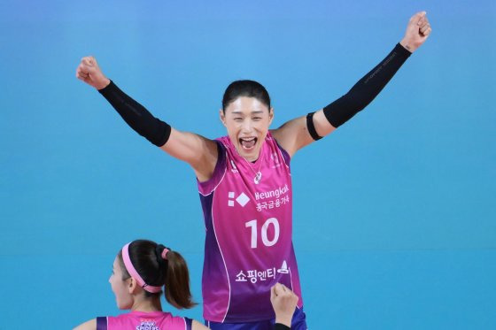 기뻐하는 김연경   (서울=연합뉴스) 24일 인천 삼산월드체육관에서 열린 프로배구 여자부 흥국생명과 GS칼텍스의 경기에서 흥국생명 김연경이 득점한 뒤 기뻐하고 있다. 2024.10.24 [한국배구연맹 제공. 재판매 및 DB 금지]   photo@yna.co.kr (끝)  〈저작권자(c) 연합뉴스, 무단 전재-재배포, AI 학습 및 활용 금지〉