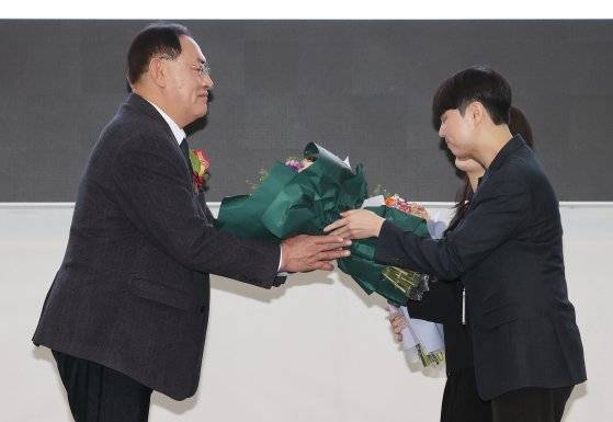 자신의 취임식에서 국민체육진흥공단 직원으로부터 꽃다발을 전달 받는 하형주 신임 이사장. 연합뉴스