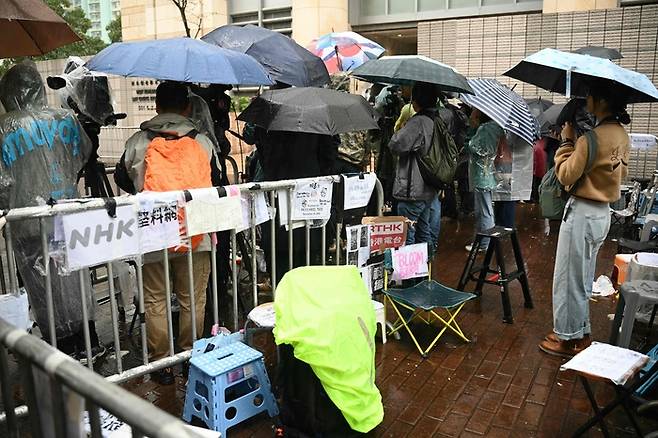 홍콩 시민들이 지미 라이의 재판을 보기 위해 20일 이른 아침부터 서구룡 치안법원 앞에 줄 서 있다./AFP연합뉴스