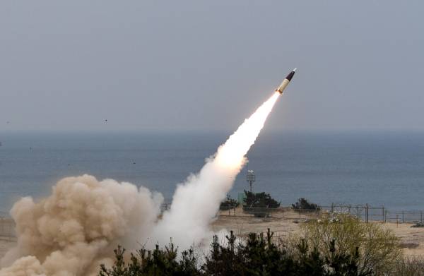 2022년 3월 북한의 대륙간탄도미사일(ICBM) 도발에 대응해 한국군이 동해상에서 에이태큼스(ATACMS)를 발사하는 모습. 합동참모본부 제공