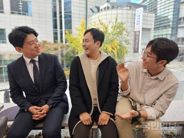 허유빈, 유승현 목사와 나선길 전도사(왼쪽부터)가 지난 19일 서울 강남구의 한 카페에서 유튜브 사역의 경험에 대해 얘기하고 있다.