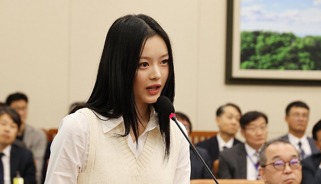 뉴진스 하니가 지난 10월 15일 서울 여의도 국회에서 열린 환경노동위원회 국정감사에서 의원들의 질의에 답하고 있다. / 사진=국회사진기자단