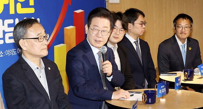 이재명 더불어민주당 대표(왼쪽 둘째)가 20일 서울 여의도의 한 카페에서 열린 '국내 주식시장 활성화를 위한 일반투자자 간담회'에서 인사말을 하고 있다.  김호영 기자