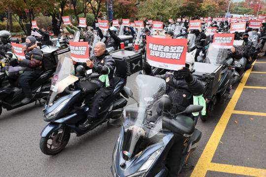 20일 서울 여의도 국회 앞에서 열린 라이더유니온·화물연대 안전입법쟁취 공동투쟁대회에서 참가자들이 안전운임 쟁취와 유상운송보험 의무화를 촉구하고 있다.