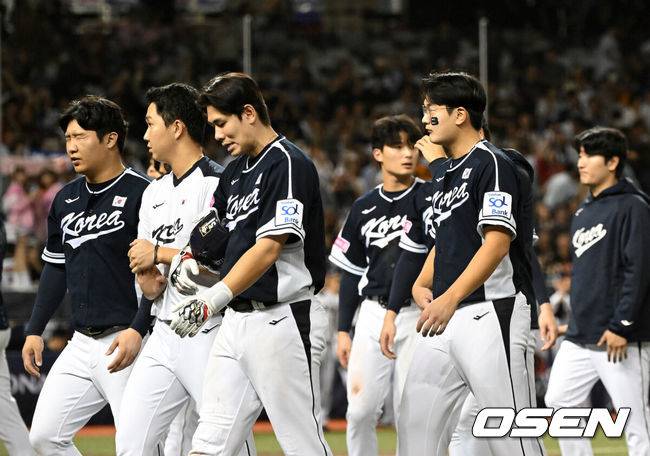 [OSEN=타이베이(대만), 이대선 기자] 한국 야구대표팀이 또 다시 일본의 벽을 넘지 못했다.&nbsp;류중일 감독이 이끄는 한국 야구대표팀은 15일 대만 타이베이 타이베이돔에서 열린 2024 WBSC 프리미어12 B조 조별예선 일본과의 3차전에서 3-6으로 패했다.경기 후 야구대표팀이 관중석을 향해 인사 후 그라운드를 빠져 나가고 있다. 2024.11.15 /sunday@osen.co.kr