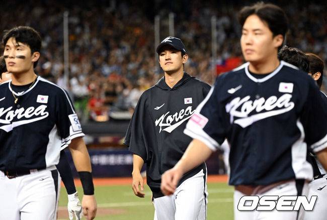[OSEN=타이베이(대만), 이대선 기자] 그 어떤 대표팀보다 분위기가 좋다고 자부했던 류중일호가 프리미어12 B조 조별예선 첫 경기에서 충격패를 당했다.&nbsp;류중일 감독이 이끄는 한국 야구대표팀은 13일 대만 타이베이 타이베이돔에서 펼쳐진 2024 WBSC 프리미어12 B조 조별예선 대만과의 1차전에서 3-6으로 패했다.&nbsp;한국 고영표를 비롯한 대표팀이 패배를 아쉬워하고 있다. 2024.11.13 /sunday@osen.co.kr