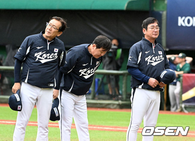 [OSEN=타이베이(대만), 이대선 기자]    Elimination from the group stage was confirmed early on, but thanks to Kim Do-young, the team was able to brighten its future. Ryu Joong-il, who appeared in the final game of the Premier 12, achieved a triumph of sorts with three hits, including Kim Do-young's home run. The Korean national baseball team, led by coach Ryu Joong-il, won 5-2 in the final match against Australia in the 2024 WBSC Premier 12 Group B group stage held at Tienmu Stadium in Taipei, Taiwan on the 18th. After the game ended, Korea coach Ryu Joong-il greeted the spectators. 2024.11.17 /sunday@osen.co.kr