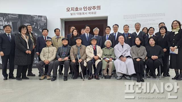 ▲오지호 작품전 개막식에 참석한 주요 인사들ⓒ프레시안(지정운)