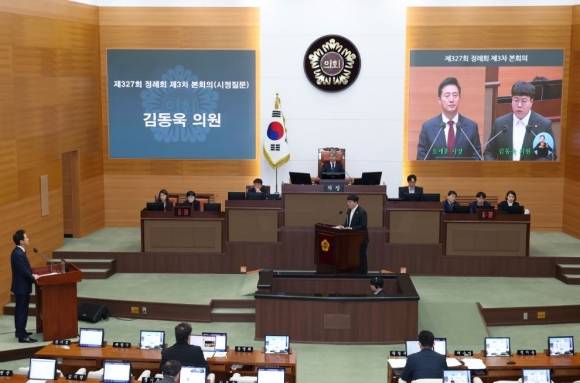 서울시의회 제327회 정례회 시정질문에서 오세훈 시장에게 질의하는 김동욱 의원