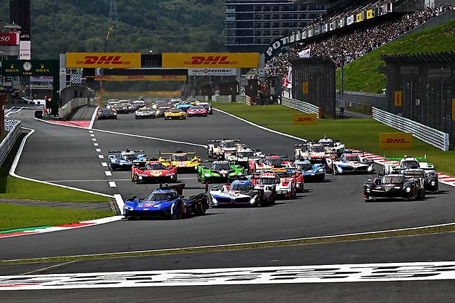 지난 9월, 일본에서 열린 FIA WEC 후지 6시간 내구 레이스 스타트 장면과 팬들로 가득 찬 그랜드 스탠드. 사진 김학수 기자