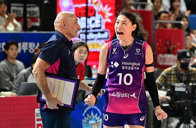 김연경이 20일 정관장과 경기에서 득점 후 포효하고 있다. KOVO 제공