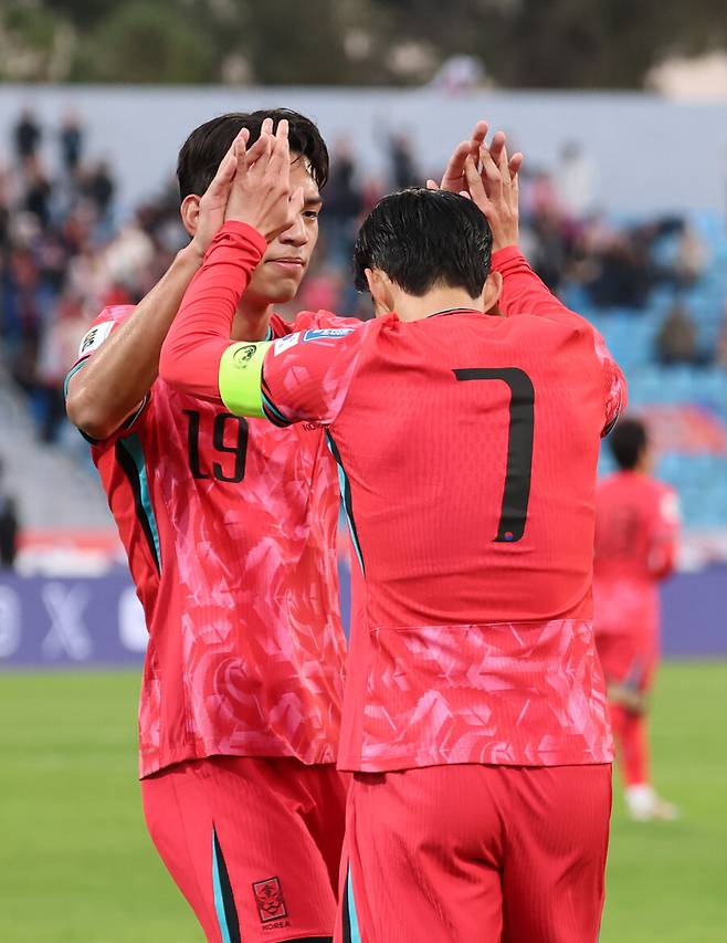 ▲ 한국 대표팀은 19일 요르단 암만의 암만 국제 경기장에서 열린 ‘2026 국제축구연맹(FIFA) 북중미월드컵’ 아시아지역 3차예선 B조 6차전에서 팔레스타인을 만났다. 1-1 무승부로 승점 1점만 가져왔다. 전반 12분 김민재가 백패스를 했는데 팔레스타인 수비를 제대로 체크하지 못했다. 조현우가 튀어나왔지만 팔레스타인 슈팅을 막을 수 없었고 충격적인 실점을 범하게 됐다. 그러나 리드를 빠르게 동점으로 돌린 주인공은 손흥민이었다. 전반 16분 손흥민이 측면으로 볼을 건넨 이후 하프스페이스로 빠져 들어갔고 감각적인 오른발 슈팅으로 밀어 넣었다. 하지만 후반에 득점하지 못하며 이기지 못했다 ⓒ연합뉴스