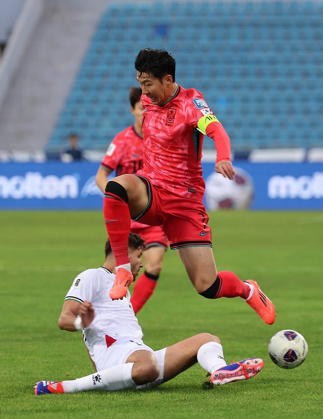 ▲ 한국 대표팀은 19일 요르단 암만의 암만 국제 경기장에서 열린 ‘2026 국제축구연맹(FIFA) 북중미월드컵’ 아시아지역 3차예선 B조 6차전에서 팔레스타인을 만났다. 1-1 무승부로 승점 1점만 가져왔다. 전반 12분 김민재가 백패스를 했는데 팔레스타인 수비를 제대로 체크하지 못했다. 조현우가 튀어나왔지만 팔레스타인 슈팅을 막을 수 없었고 충격적인 실점을 범하게 됐다. 그러나 리드를 빠르게 동점으로 돌린 주인공은 손흥민이었다. 전반 16분 손흥민이 측면으로 볼을 건넨 이후 하프스페이스로 빠져 들어갔고 감각적인 오른발 슈팅으로 밀어 넣었다. 하지만 후반에 득점하지 못하며 이기지 못했다 ⓒ연합뉴스