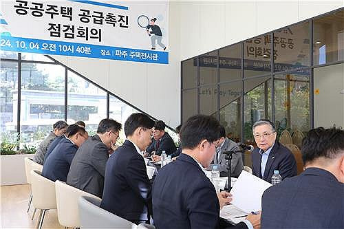 공공주택 공급촉진 점검회의서 발언하는 이한준 사장 (서울=연합뉴스) 이한준 한국토지주택공사 사장이 4일 경기도 파주시 운정3 A20블록 본청약을 위한 견본주택 전시관에서 열린 '공공주택 공급촉진 점검회의'에서 발언하고 있다. 2024.10.4 [LH 제공. 재판매 및 DB 금지] photo@yna.co.kr