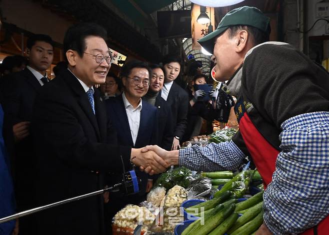 이재명 더불어민주당 대표와 김동연 경기지사가 21일 경기 수원시 인계동 못골시장을 찾아 상인들과 인사를 나누고 있다.(사진=방인권 기자)